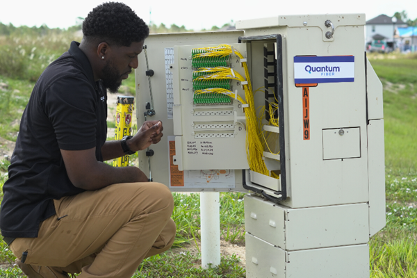 Quantum Fiber technician