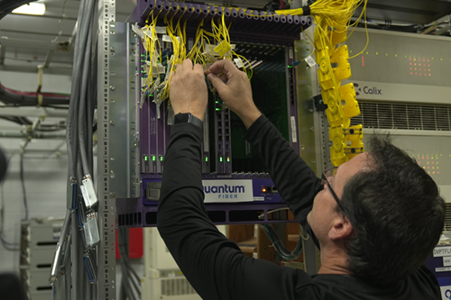 Quantum Fiber employee working with fiber connection