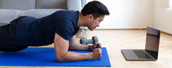 Guy holding plank while enjoying Quantum Fiber low-latency fast performance